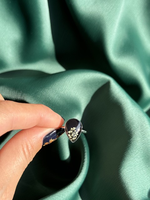 Anello a goccia in resina con fiori veri - immagine 6
