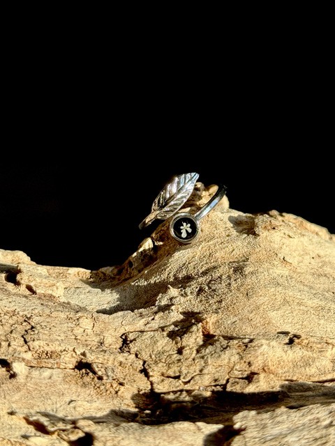 Anello a foglia in resina con veri fiori - immagine 6