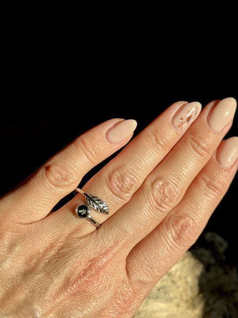 Anello a foglia in resina con veri fiori - immagine 3