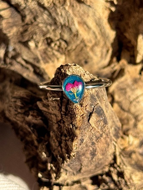 Anello regolabile a goccia con fiori di Alyssum