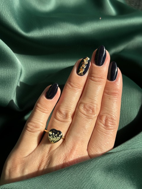 Anello a cuore in resina con fiori bianchi - immagine 5