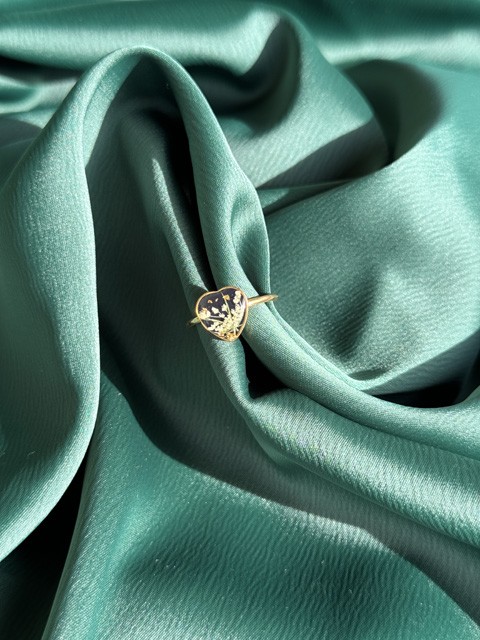 Anello a cuore in resina con fiori bianchi - immagine 4