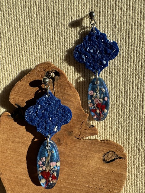 Orecchini blu elettrico in resina con fiori veri - immagine 5