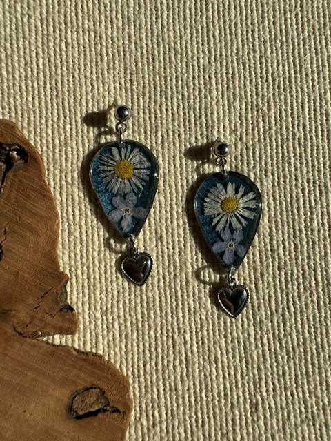 Orecchini artigianali in resina con Margherite - immagine 6