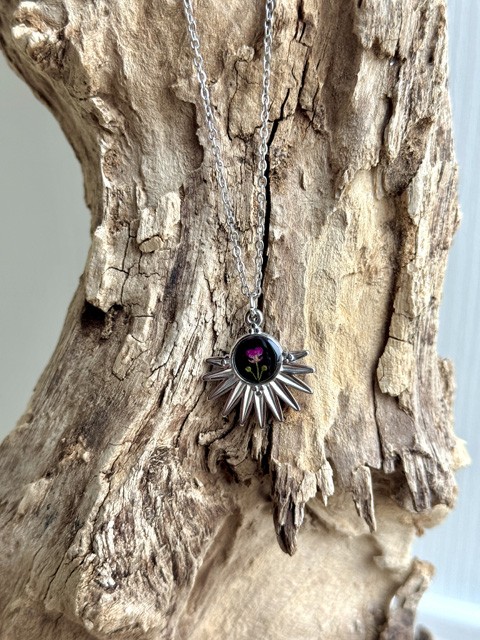Collana in acciaio con veri fiori di Alyssum - immagine 4
