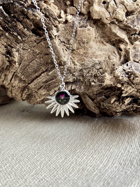 Collana in acciaio con veri fiori di Alyssum - immagine 2